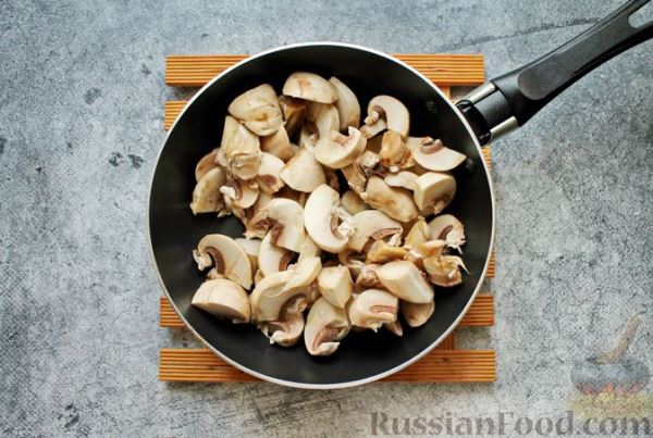 Салат с жареными шампиньонами, стручковой фасолью и перцем