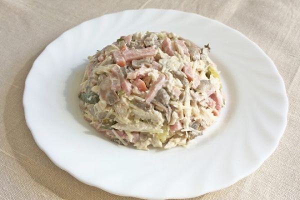 Салат Сказка с курицей, грибами, ветчиной и сыром