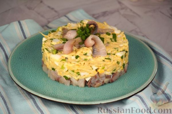 Салат-закуска с сельдью, сыром и яйцами