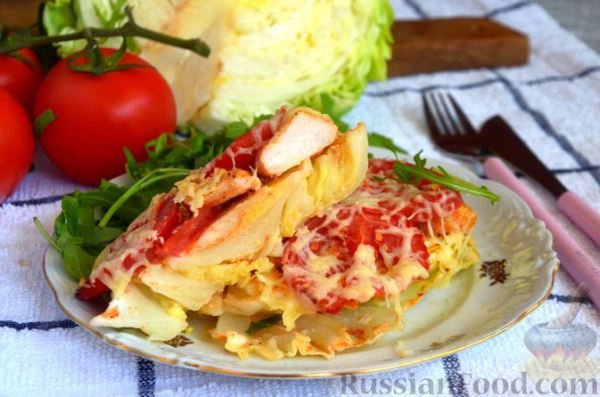 Молодая капуста, запечённая с курицей, помидорами и сыром