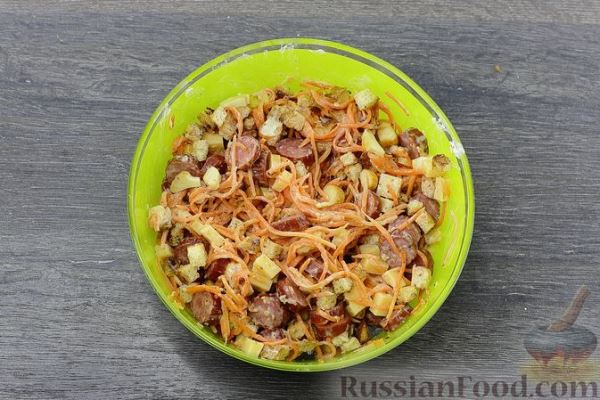 Салат с охотничьими колбасками, морковью, сыром и сухариками