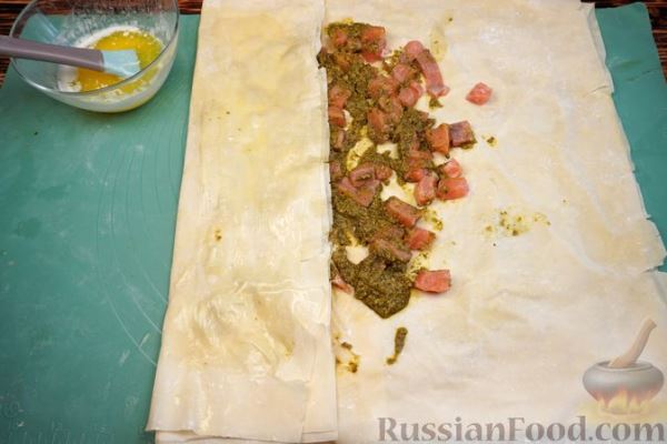 Штрудель из теста фило, с красной рыбой и соусом песто