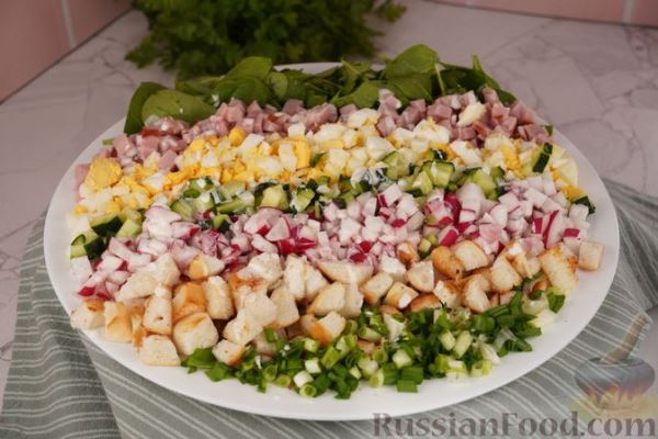 Салат с ветчиной, редисом, огурцами и сухариками