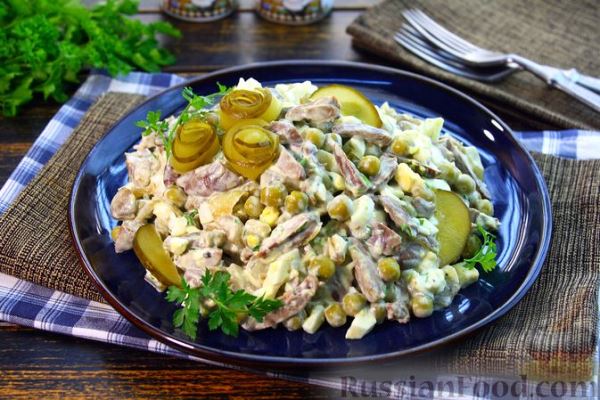 Салат с сердечками, огурцами, грибами и горошком