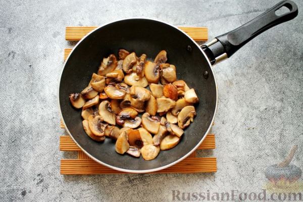 Салат с жареными шампиньонами, стручковой фасолью и перцем