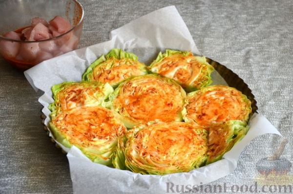 Молодая капуста, запечённая с курицей, помидорами и сыром