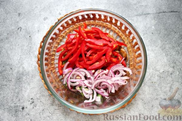 Салат с жареными шампиньонами, стручковой фасолью и перцем