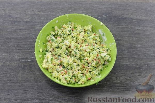 Фаршированные яйца с крабовыми палочками, огурцами и кукурузой