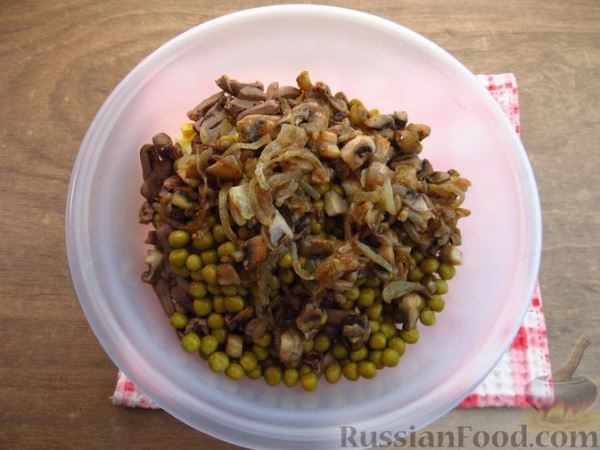 Салат с сердечками, огурцами, грибами и горошком