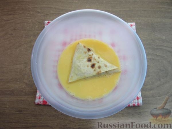 Конвертики из лаваша с фаршем, рисом и сыром