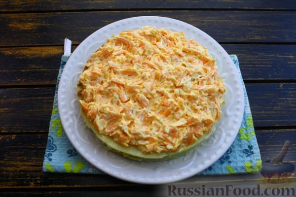 Закусочный блинный торт с крабовыми палочками, яйцами и овощами