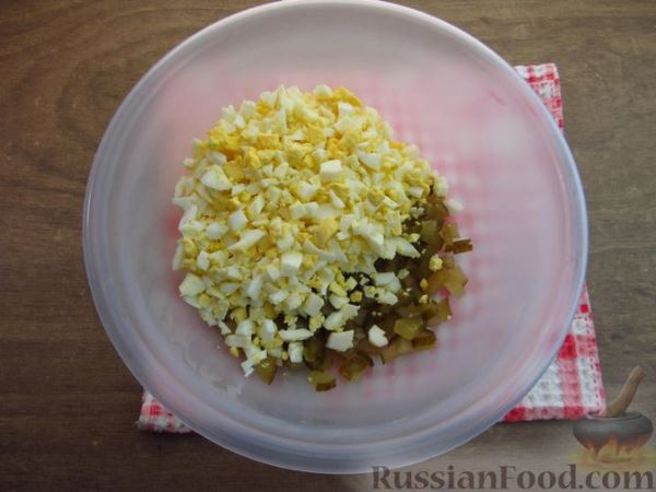 Салат с сердечками, огурцами, грибами и горошком