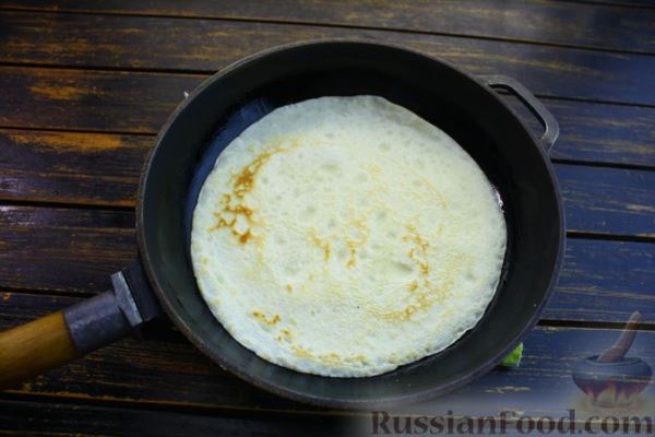 Закусочный блинный торт с крабовыми палочками, яйцами и овощами