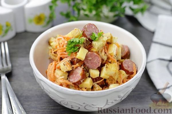 Салат с охотничьими колбасками, морковью, сыром и сухариками