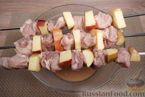 Свиной шашлык с яблоками