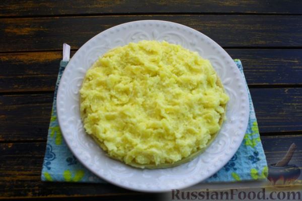 Закусочный блинный торт с крабовыми палочками, яйцами и овощами