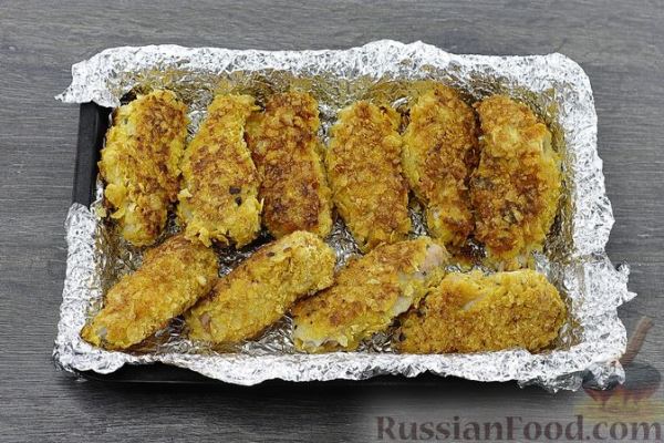 Куриные крылышки, запечённые в панировке из кукурузных хлопьев