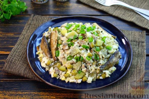 Салат со шпротами, рисом, маринованными огурцами и зелёным горошком