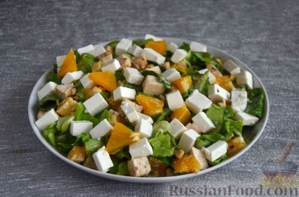 Салат с курицей, фетой, апельсином и орехами