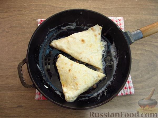 Конвертики из лаваша с фаршем, рисом и сыром