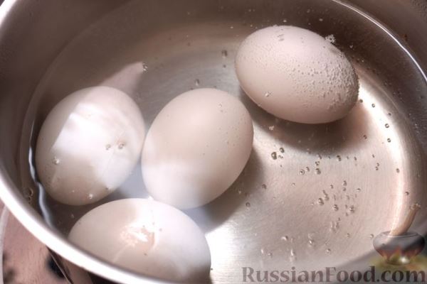 Салат с ветчиной, редисом, огурцами и сухариками