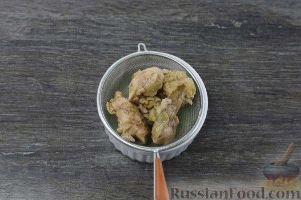 Яйца, фаршированные печенью трески, с корнишонами