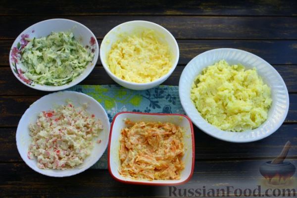 Закусочный блинный торт с крабовыми палочками, яйцами и овощами