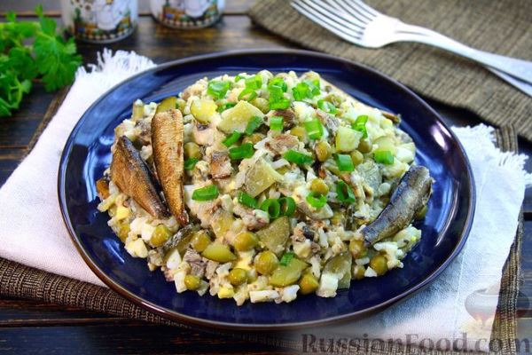 Салат со шпротами, рисом, маринованными огурцами и зелёным горошком