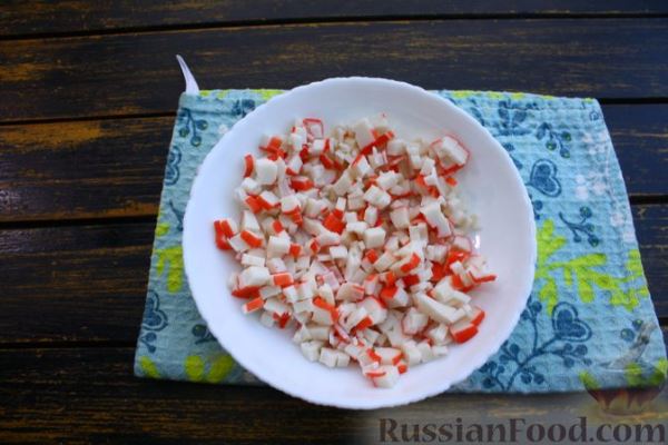 Закусочный блинный торт с крабовыми палочками, яйцами и овощами